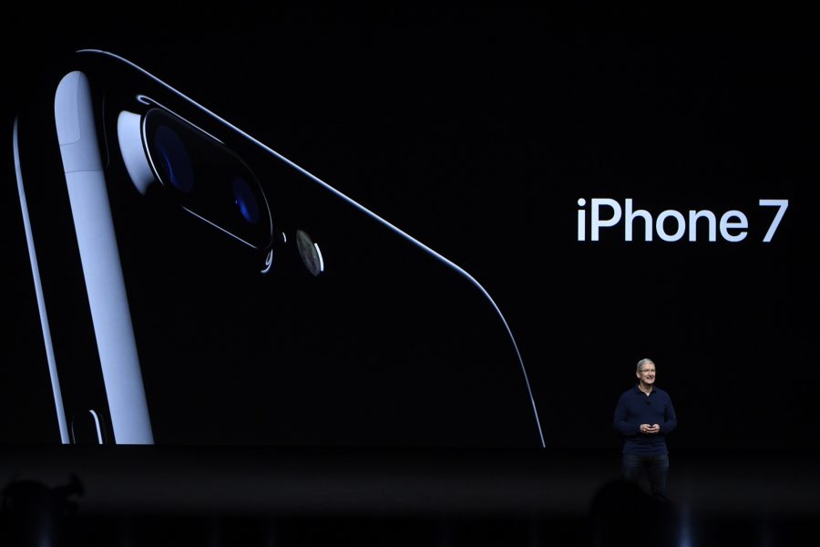 Apple+CEO+TIM+COOK++discusses+the+iPhone+7+during+an+Apple+media+event+on+September+7%2C+2016+in+San+Francisco%2C+Calif.++%28Xinhua%2FZuma+Press%2FTNS%29