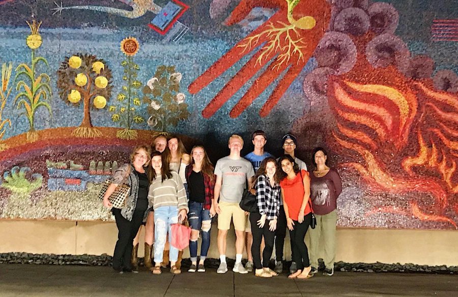 Journalism+students+and+chaperons+on+the+convention+trip%2C+tour+the+city+of+Dallas+including+the+art+district.