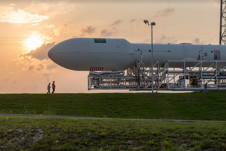 SpaceX+Reaches+For+the+Stars